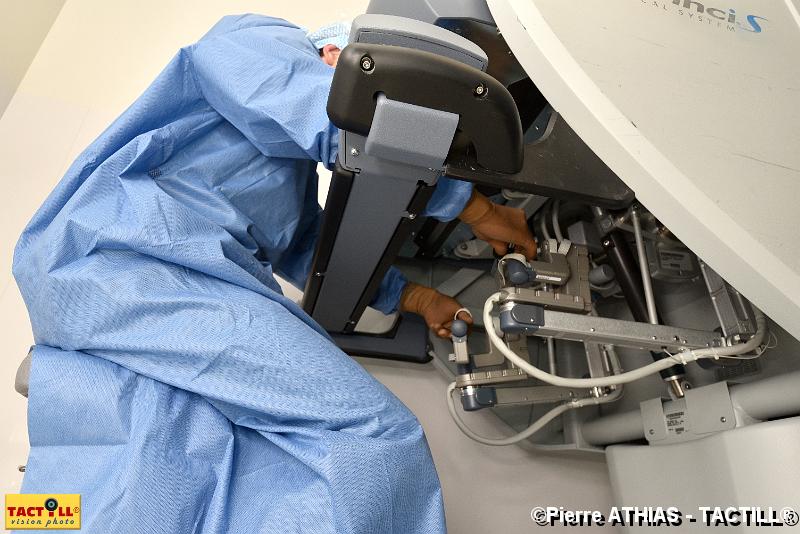 tactill-corpo-metiers_128.jpg - Robot ChirurgicalCirurgie ThoraciqueCHU François MitterrandDijon23 Mars 2017